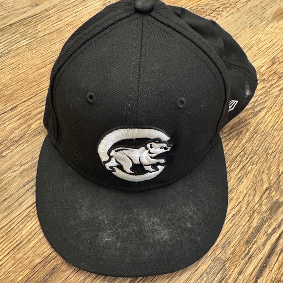 Preowned NEW Era 59Fifty Black White Chicago Cubs Fitted Ball Cap Hat SZ 7 1/2 - Picture 1 of 3